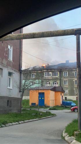 UPDATE - Hunedoara: Incendiu la acoperişul unui bloc din Lupeni / 30 de persoane s-au autoevacuat/ Incendiul, cauzat de un scurtcircuit la instalaţia electrică