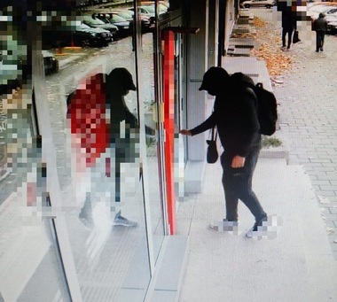 Percheziţii în Bucureşti, într-un dosar vizând punerea în circulaţie de bancnote de 500 de euro falsificate / 486 de bancnote false au fost încărcate în bancomatele unei bănci, prejudiciul fiind de aproximativ 240.000 de euro - FOTO