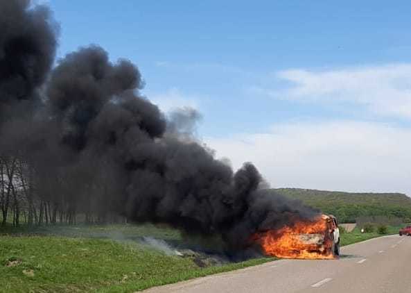 Botoşani: Un microbuz a luat foc în trafic/ În interior nu erau pasageri, doar şoferul - VIDEO