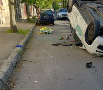Un bărbat, pasager într-un taxi, a murit în urma unui accident rutier produs într-o intersecţie din municipiul Galaţi