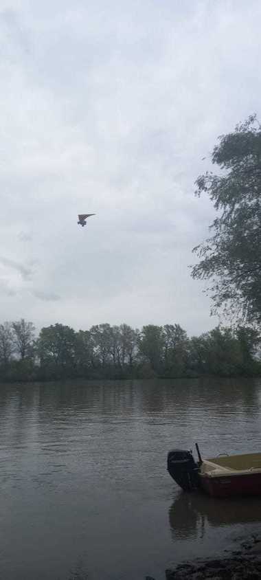 Barca răsturnată pe Mureş - Un voluntar cu o aeronavă uşoară a venit în sprijinul pompierilor/ Echipele de căutare-salvare vor reveni joi pe râu