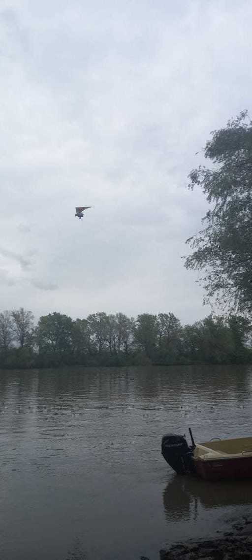 Barca răsturnată pe Mureş - Un voluntar cu o aeronavă uşoară a venit în sprijinul pompierilor/ Echipele de căutare-salvare vor reveni joi pe râu