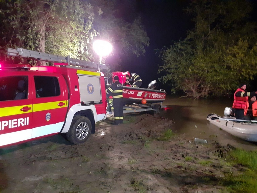Barcă răsturnată în râul Mureş -  O nouă zi de căutări cu 25 de pompieri din Timiş şi Arad şi 5 scafandri
