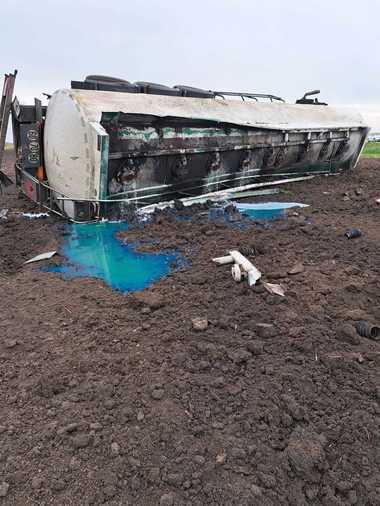 UPDATE - Neamţ: Trafic oprit complet pe DN 2 Bacău-Roman, după ce o cisternă cu motorină s-a răsturnat/ În zonă este pericol de explozie/ Şoferul primeşte îngrijiri de la echipajul SMURD - FOTO, VIDEO