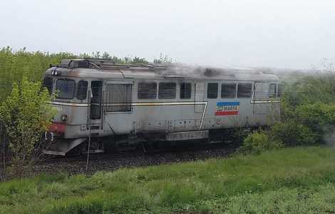 UPDATE - Incendiu la locomotiva unui tren de marfă privat, în Gara Piatra Olt/ Locomotiva a fost decuplată de vagoane, care transportau propilenă/ Incendiul a fost stins