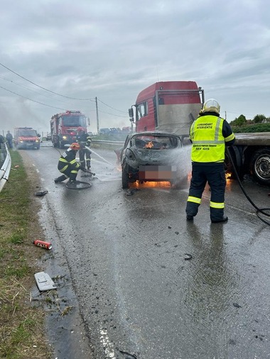 Un bărbat a murit după ce autoturismul în care se afla s-a ciocnit cu un camion, în judeţul Alba/ Maşina a fost cuprinsă apoi de un incendiu - FOTO