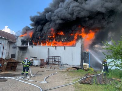 Mureş: Incendiul puternic la o firmă din Sângeorgiu de Mureş / Din cauza degajării mari de fum, autorităţile au emis mesaj RO-Alert
