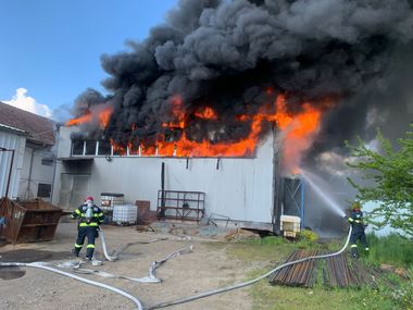 Mureş: Incendiul puternic la o firmă din Sângeorgiu de Mureş / Din cauza degajării mari de fum, autorităţile au emis mesaj RO-Alert

