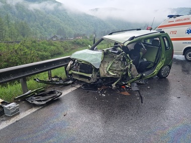 Cluj: Un mort şi un rănit, după ce o maşină a intrat pe contrasens într-o curbă deosebit de periculoasă. Ambele victime sunt din maşina care circula regulamentar - FOTO
