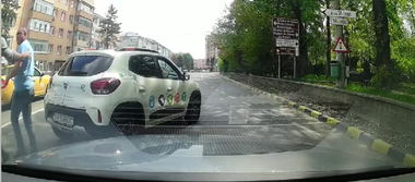 Suceava: Bărbat amendat şi cu permisul suspendat, după ce a blocat traficul şi a făcut scandal în stradă pe motiv că a fost claxonat fiindcă a oprit neregulamentar - VIDEO