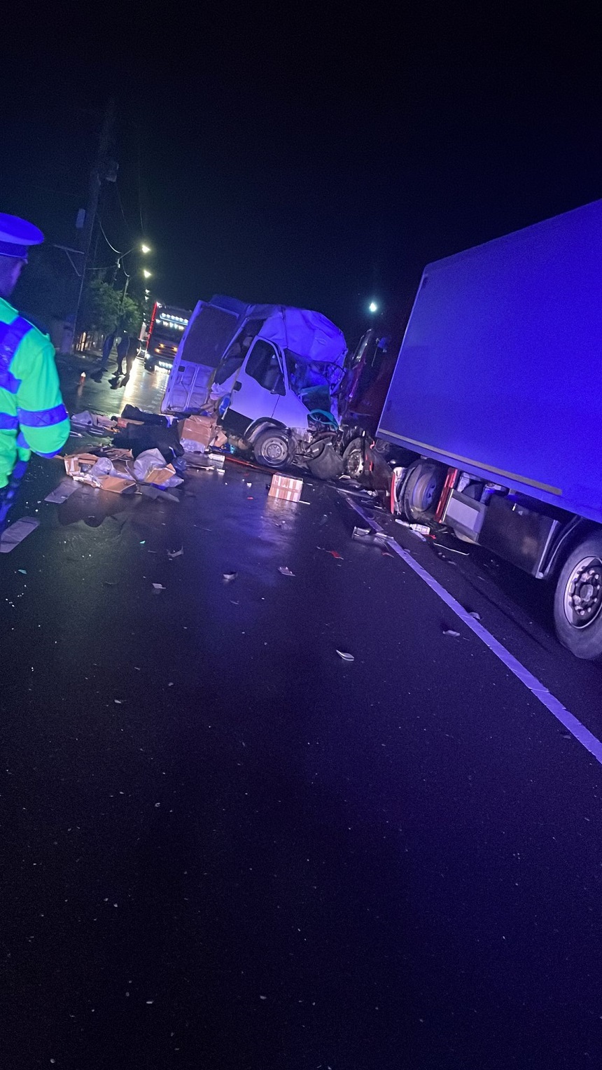 Accident pe DN2, între o autoutilitară şi un camion - şoferul autoutilitarei a murit, iar cel al camionului a fost rănit - FOTO