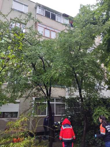 Mehedinţi: Un bărbat s-a aruncat de la etajul 4 al unui bloc de locuinţe şi a rămas blocat într-un fier forjat care i-a străpuns ambele picioare / A fost transportat la spital