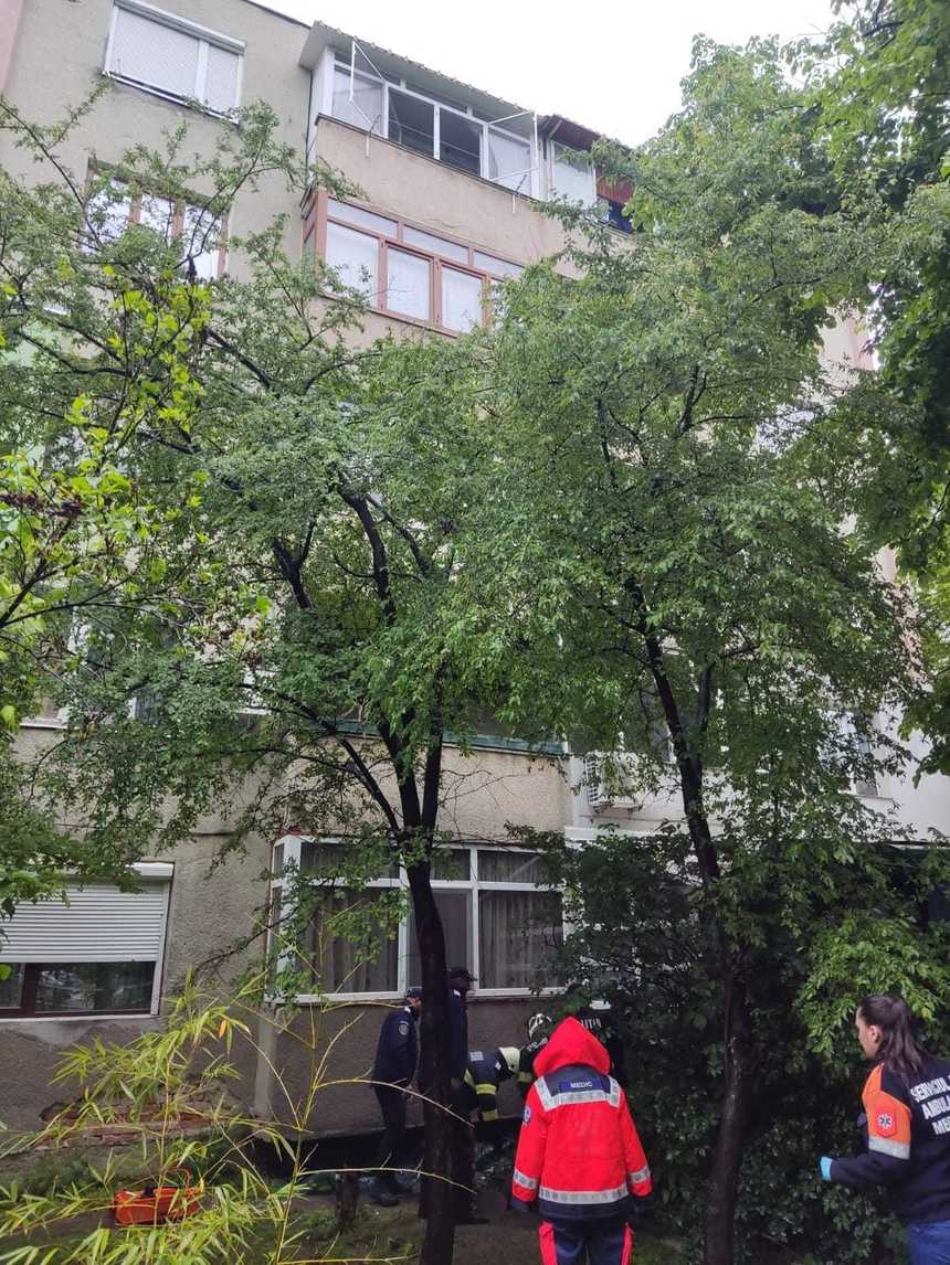 Mehedinţi: Un bărbat s-a aruncat de la etajul 4 al unui bloc de locuinţe şi a rămas blocat într-un fier forjat care i-a străpuns ambele picioare / A fost transportat la spital