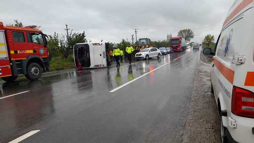 Buzău: 12 persoane din accidentul de pe DN 2, încă internate în spital / 13 medici, chemaţi de acasă pentru a se ocupa de victime

