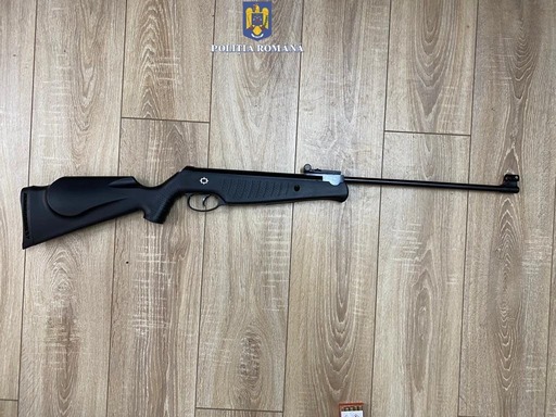 Constanţa: Un bărbat a fost prins când ridica un colet sosit din străinătate şi în care erau o puşcă, un pistol şi muniţie 