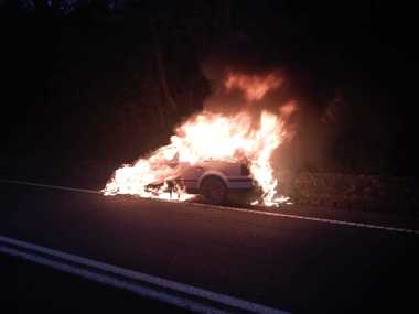Hunedoara: Incendiu izbucnit la un autoturism, în apropiere de Peştera Bolii/ Circulaţia rutieră pe DN 66 a fost întreruptă - FOTO