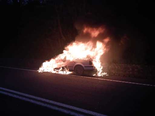 Hunedoara: Incendiu izbucnit la un autoturism, în apropiere de Peştera Bolii/ Circulaţia rutieră pe DN 66 a fost întreruptă - FOTO