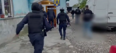 Percheziţii în judeţul Dâmboviţa la persoane bănuite de furturi din societăţi comerciale / Suspecţii au sustras aparatură necesară pe şantiere şi cantităţi mari de cabluri de cupru