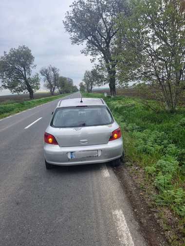Galaţi: Focuri de armă pentru prinderea unui şofer care nu a oprit la semnalele poliţiştilor, fiind urmărit câţiva kilometri / Cu pneurile sparte, maşina nu a mai putut înainta, fiind blocată de agenţi / Bărbatul are permisul suspendat, era băut şi drogat