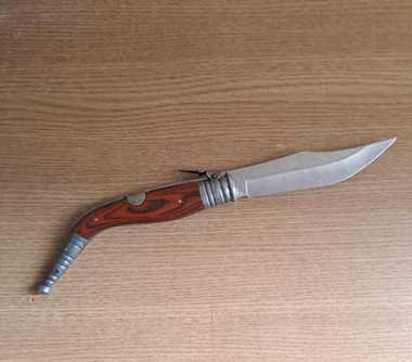 Un adolescent de 16 ani a fost depistat de jandarmi într-un liceu din Craiova, având asupra sa un briceag cu lama de aproape 30 de centimetri