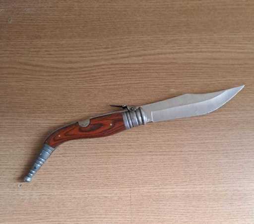 Un adolescent de 16 ani a fost depistat de jandarmi într-un liceu din Craiova, având asupra sa un briceag cu lama de aproape 30 de centimetri