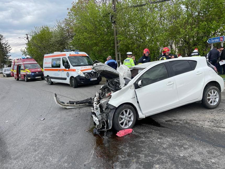 Botoşani: Şase persoane, între care o femeie gravidă şi un copil de un an şi şapte luni, rănite într-un accident rutier - FOTO