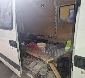 Dâmboviţa: Bărbat cercetat pentru că transporta persoane cu un microbuz de marfă în care montase banchete - FOTO