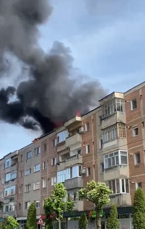 UPDATE - Hunedoara: Incendiu la acoperişul unui bloc din Haţeg/ Cincizeci de persoane au ieşit singure din imobil/ O persoană a suferit o uşoară intoxicaţie cu fum/ Incendiul, cauzat de lucrări cu flacără deschisă - FOTO, VIDEO