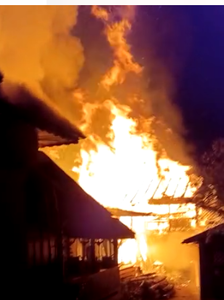 Prahova: Puternic incendiu în localitatea Izvoarele / Focul a cuprins un atelier de mobilă, o casă şi mai multe anexe / Proprietarii – atac de panică - VIDEO