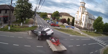 Timiş: Imagini video de la accidentul în care o femeie de 45 de ani a fost rănită / Maşina ei, lovită de un autoturism care tracta o remorcă, al cărui şofer ar fi adormit / Maşina lovită se izbeşte de un stâlp - VIDEO