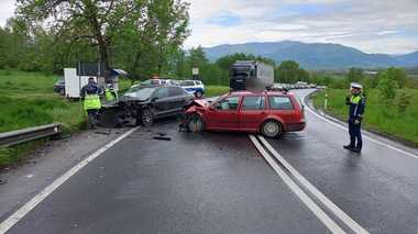 Sibiu: O tânără şi fetiţa ei de 3 ani, rănite într-un accident rutier, după ce un şofer a intrat pe contrasens - FOTO