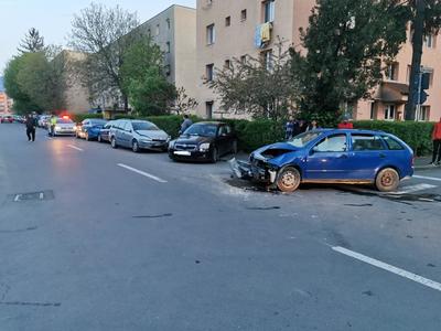 Braşov: Două maşini s-au ciocnit şi au ricoşat în trei autoturisme parcate / Două persoane au fost rănite
