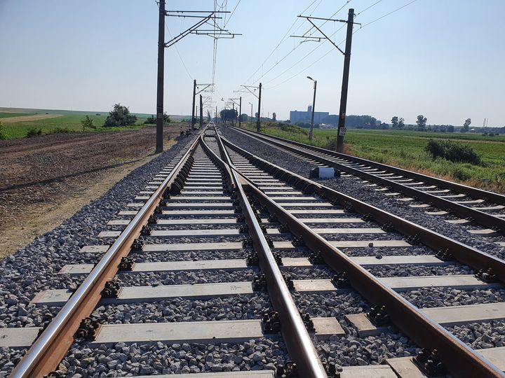 UPDATE - Tren de marfă defect, între Băneasa şi Pantelimon/ Traficul la pasajul rutier a fost reluat 