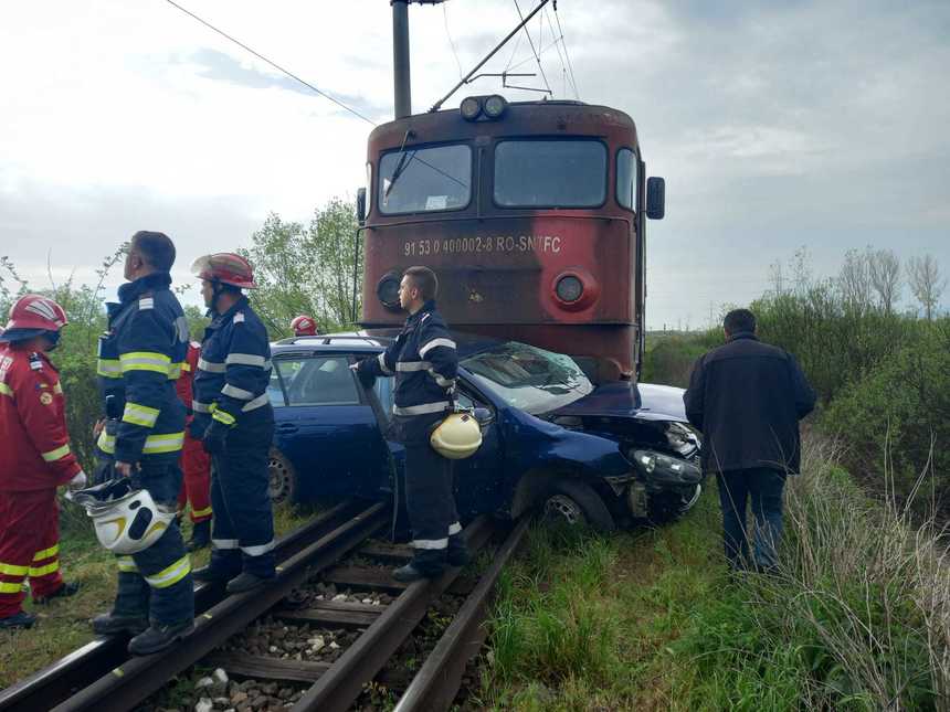 Harghita: Un bărbat a murit şi o femeie a fost rănită după ce un autoturism a fost lovit de trenul Regio 4501/ Traficul feroviar pe ruta Siculeni - Mădăraş Ciuc, blocat/ Două trenuri vor ajunge la destinaţie cu întârzieri de peste o oră - FOTO