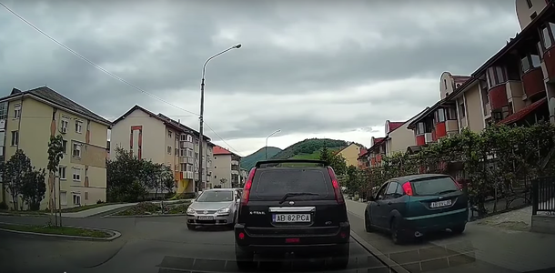 Alba: Şofer filmat în timp ce face o depăşire prin dreapta, pe trotuar, în oraşul Cugir. El a primit amendă de 870 de lei şi are permisul reţinut - VIDEO