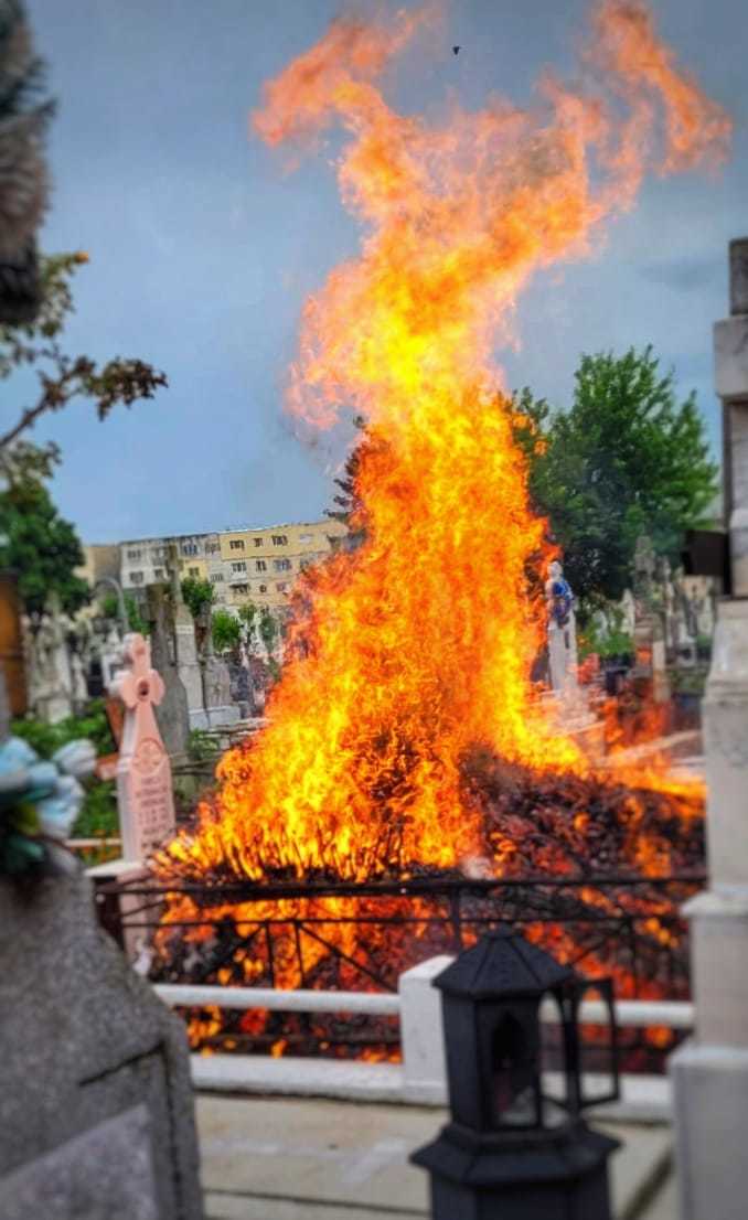 Intervenţie a pompierilor într-un cimitir din Giurgiu, unde un loc de veci a ars violent după ce coroanele s-au aprins de la o candelă - FOTO