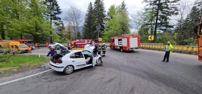 Braşov: Trei răniţi, în urma unui accident produs pe DN 1, la Predeal/ Traficul rutier este blocat 