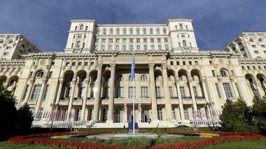 UPDATE - Tânără oprită să intre în sediul Parlamentului după ce a fost prinsă cu o ţigară care ar fi conţinut substanţe interzise