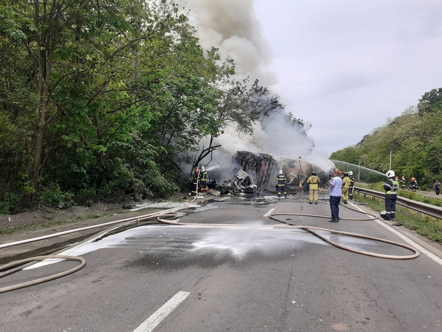 Incendiu pe centura Capitalei după un accident în care au fost implicate o cisternă cu furaje şi un TIR cu deşeuri metalice - O persoană a murit şi una a fost rănită - FOTO