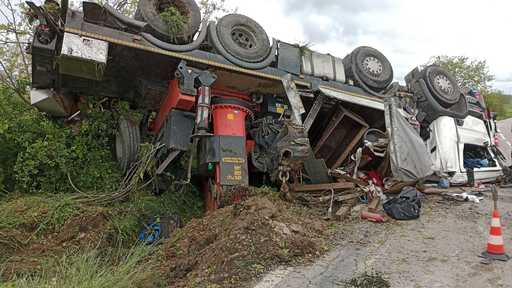 Automacara răsturnată pe un drum judeţean din Timiş / Şoferul a fost rănit - FOTO