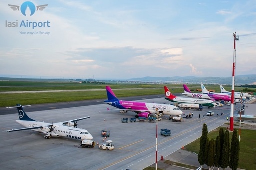 Femeie din Ucraina, preluată de pe aeroportul din Iaşi de un echipaj SMURD, după ce i s-a făcut rău în timpul zborului