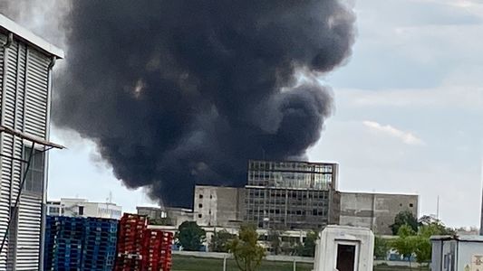 UPDATE - Neamţ: Incendiu cu degajări mari de fum la un depozit de deşeuri periculoase de la Săvineşti / Forţele, suplimentate din mai multe detaşament şi de la Bacău / Mesaj RO-Alert / Focul a fost localizat - FOTO / VIDEO