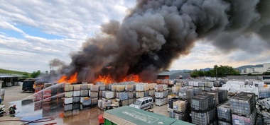 Neamţ: 40 de tone de deşeuri au ars în urma incendiului de pe platforma Săvineşti/ Cauza izbucnirii focului nu a fost deocamdată stabilită/ Peste 100 de pompieri au intervenit pentru stingerea incendiului - FOTO
