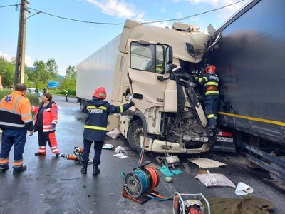 Accident între două TIR-uri pe DN6, în judeţul Caraş-Severin / Un şofer bulgar a murit, iar un altul, ucrainean, a fost rănit