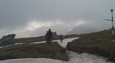 Acţiune a Salvamont în sprijinul a patru turişti care au urcat la Vârful Omu neechipaţi corespunzător. Printre ei, o proaspătă mămică, epuizată şi aproape de hipotermie
