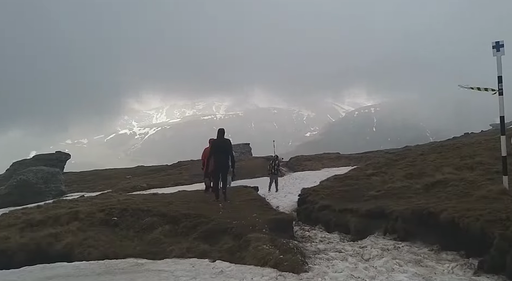 Acţiune a Salvamont în sprijinul a patru turişti care au urcat la Vârful Omu neechipaţi corespunzător. Printre ei, o proaspătă mămică, epuizată şi aproape de hipotermie
