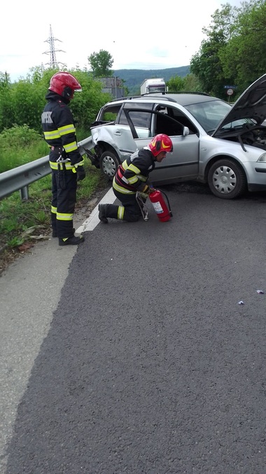 Vâlcea: Trei răniţi, între care un copil, în urma unui accident produs pe DN 7 - FOTO
