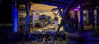 Cluj: Un Şofer de 19 ani a intrat cu autoturismul într-un restaurant - FOTO
