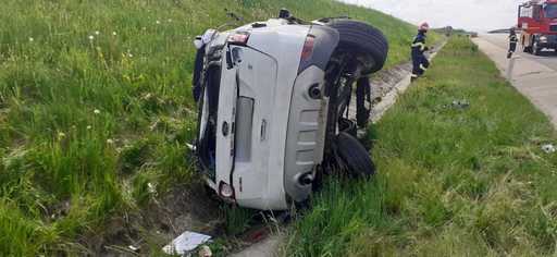 Trei răniţi, după ce un autoturism a ieşit în decor, pe autostrada A 3, între Turda şi Gilău. Printre victime se află şi un copil
