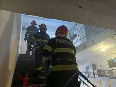 Douăzeci de persoane s-au evacuate dintr-un bloc din Tulcea în urma unui incendiu produs într-o garsonieră / Focul a fost provocat de o tigaie uitată pe foc  - VIDEO